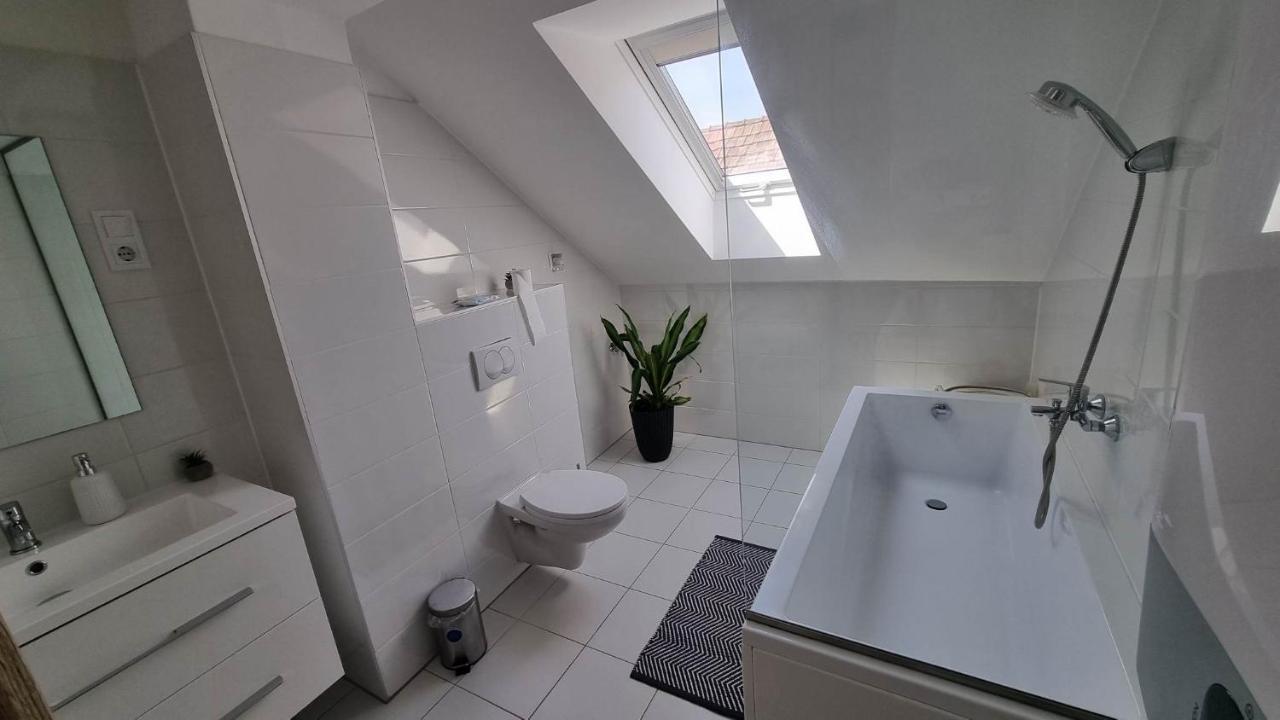 Becsi Kapu Apartman Apartment Vac Luaran gambar