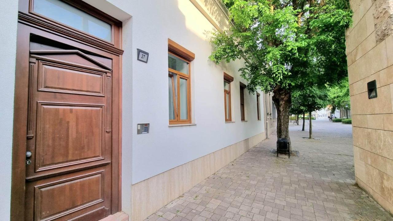 Becsi Kapu Apartman Apartment Vac Luaran gambar